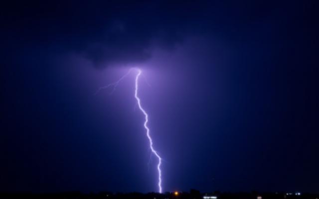 夜空を切り裂く稲妻